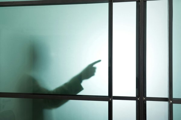 Aménagez votre intérieur avec élégance grâce au verre dépoli